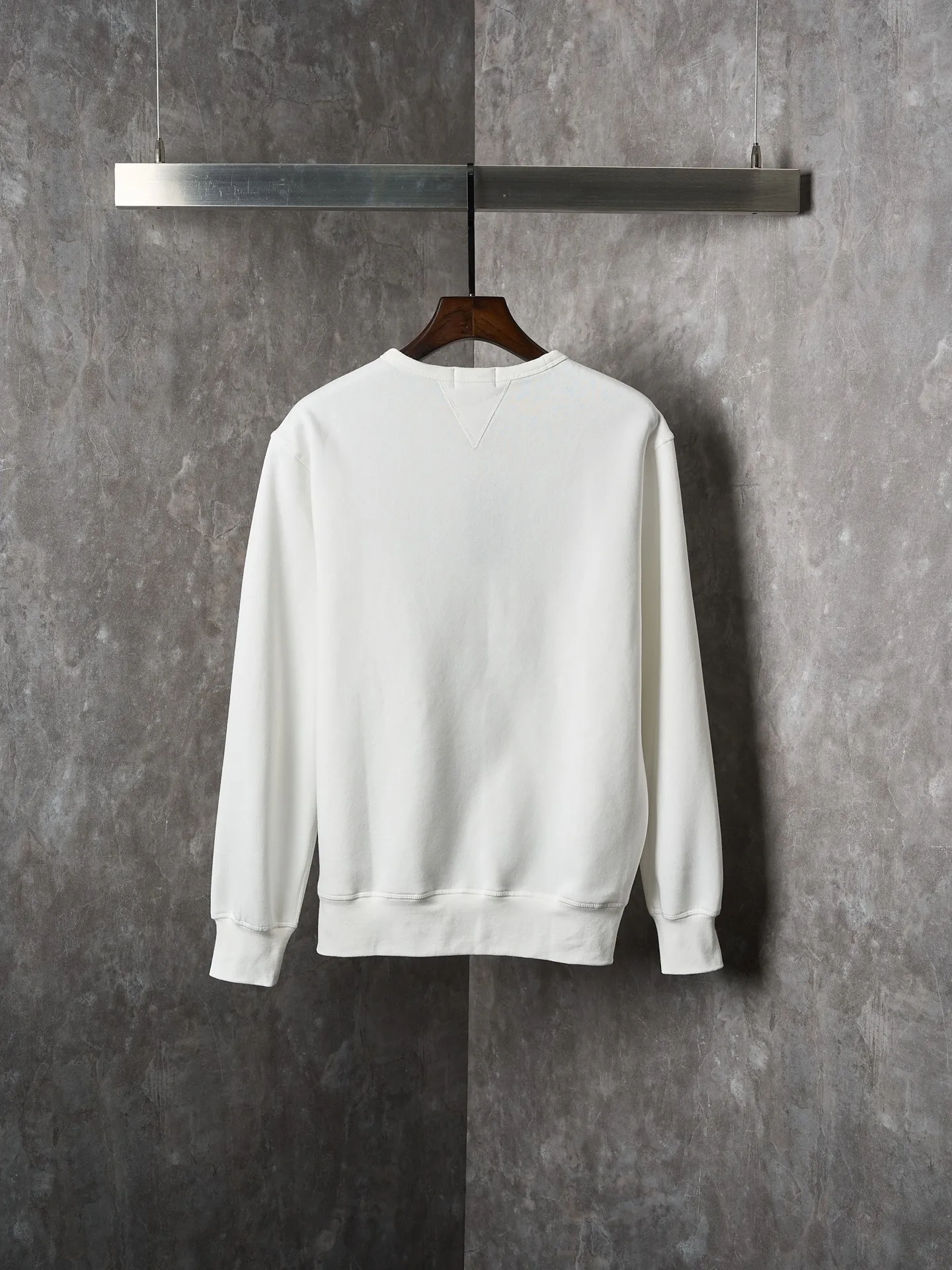 P290 Actual auction】Ralph Lauren/Ralph Lauren solid color pony logo embroidered round neck sweatshirt (white) [Ready stock] S M L XL custom cloud-like honey cotton fleece sweatshirt material with delicate feel and comfortable skin fit. Dressed in pure white, it exudes an innate elegance. The exquisite indigo pony logo is embellished. It is highly recognizable. It has an atmosphere of freedom and vitality. A symphony of pure and smart colors. Use extreme simplicity to outline high-end silhouettes, become the smart focus of vision, and show taste in silence. Use imported machine embroidery technology. Use advanced computer control systems and precision mechanical components to achieve the iconic pony embroidery operation. High precision. The lines are smooth and delicate. Adopt Hasuo technology and use specific machines to sew. Hasuo has high fastness and adds visual effects. It is time-consuming and labor-intensive. The fabrics have been washed and have a better texture. They are not easy to deform and are not easy to shrink. Not easy to fade, maintain long-term beauty, and fit well.